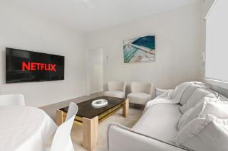 Modern 2-Bed Apartment with Parking near Bondi Beach - Sydney - 6