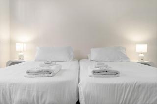 Modern 2-Bed Apartment with Parking near Bondi Beach - 4