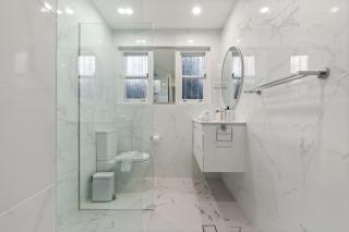 Modern 2-Bed Apartment with Parking near Bondi Beach - Sydney - 7