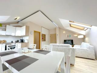 Top-Floor Luxury Apt Old City Views & Free Parking - Sofia - 3