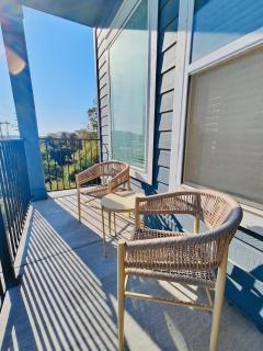 Spacious Getaway Ideal for Families, Couples, and Business Travelers - 9