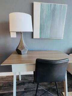 Spacious Getaway Ideal for Families, Couples, and Business Travelers - 6