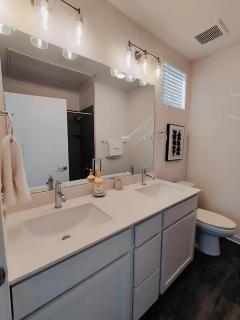 Spacious Getaway Ideal for Families, Couples, and Business Travelers - Leander - 4