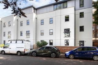 Stylish 5 Bedroom 4 Bathroom Townhouse - Cheltenham - 3