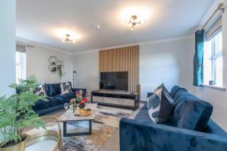 Stylish 5 Bedroom 4 Bathroom Townhouse - Cheltenham - 0