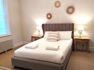 West Pallant Georgian Townhouse in City Centre with Courtyards, BBQ & Log Burners - Dogs Welcome! Chichester Holiday Properties - 3