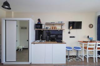 Stylish Studio Apartment with balcony - 2