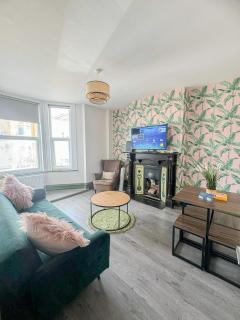 Lovely 2-Bedroom Flat with indoor fireplace in Shepherds Bush, near White City - Londra - 0