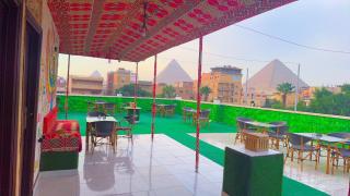 NEFERTITI FRONT of PYRAMIDS VIEW - Il Cairo - 6