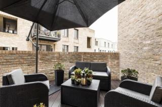 Modern Designed 2 bed Penthouse Apt Sleeps Five - London - 9