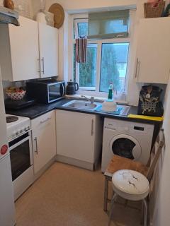 Well-Lit, Quiet Private Room with Kitchen in Central Flat - New Malden - 1