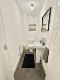 Large home in Folkestone ideal for families, contractors or corporate stays - 1
