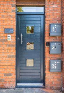 The Titanic -1bd Trendy Ap -Gold Short Term Stays - 2