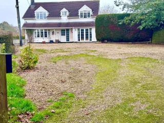 A rural 4 bed detached home - Bryngwyn - 8