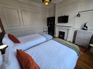 Stylish 4 Bedroom House - Free Parking - Wifi - Birkenhead - 5