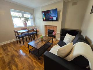 Stylish 4 Bedroom House - Free Parking - Wifi - Birkenhead - 3