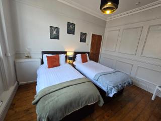 Stylish 4 Bedroom House - Free Parking - Wifi - Birkenhead - 8