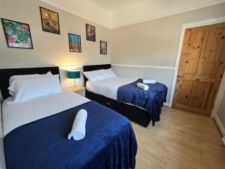 Stylish 4 Bedroom House - Free Parking - Wifi - Birkenhead - 9