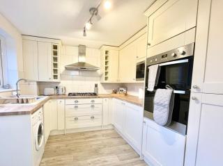 Large home with parking, shops, resturants lovely area wt parking and garden - 4