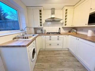 Haven lovely home just off M20 in great area & parking - 7