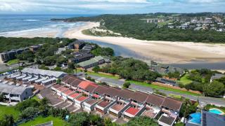 Blue Lagoon Beach House - East London - 9