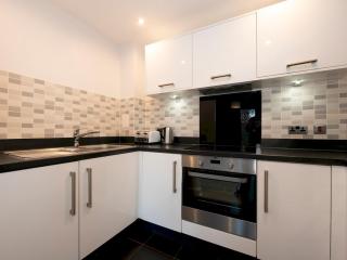 Top Floor Apartment 2 Mins to Train Station, Near London Museum - 9