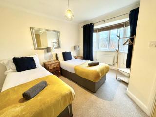 Large Ashford home just off M20 with parking, sleeps 7 - Ashford - 1