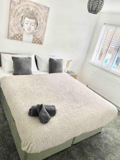 Swindon 3 bedroom relaxing home with parking - good location for family or contractors - Swindon - 2