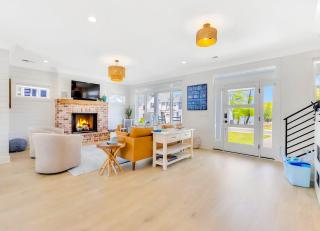 Stunning Lakefront Getaway - Winchester - 5