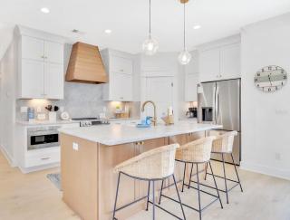 Stunning Lakefront Getaway - 6