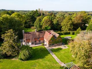 Country Home with Tennis Court, Hot Tub, BBQ and Darts - Chiddingly - 0