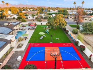 6 BR w Sport Court Pool Playground Hot Tub Arcade - Phoenix - 3