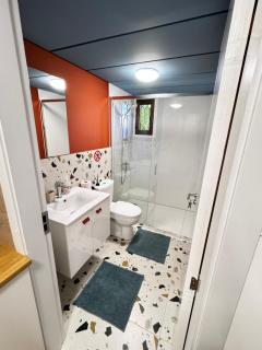 Modern Studio 4 private Kitchenette and Bathroom - 7