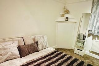 GerrardsCross-Sleeps4-Parking-PetFriendly-Wembley - Gerrards Cross - 1