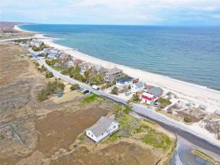 Artist-designed Beach House - Wading River - 9