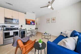 Chic Retreat Poolside Comfort - Fort Worth - 9