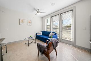 Chic Retreat Poolside Comfort - Fort Worth - 7