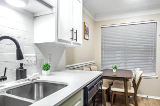 Contemporary 1BR 1Bat Pool Access - 3