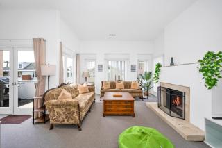 Quiet Newport Home with 2 Kings, Office, Short Walk to Ocean - 7
