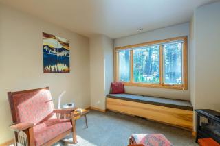 Sunriver Riverfront Escape Spacious 4 Bedroom Home with River Access and Pet-Friendly Features - 1