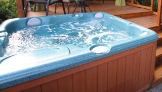 Sea Breeze: Hot Tub, Steps to Beach, Near Vineyards - Baiting Hollow - 7