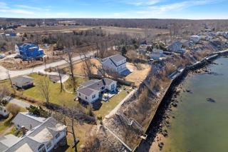 Sea Breeze Paradise: Beachfront & Panoramic Views - Southold - 9