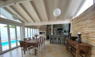 Casa alto padrão, piscina e pracinha na frente - 1