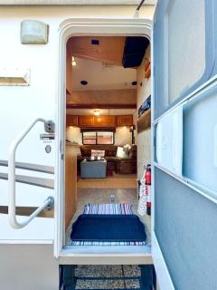 The Glamper Spacious 5th Wheel - 8