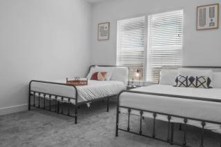 Luxurious New Unit 2Bd2Ba Pool, Golf Sim - 8