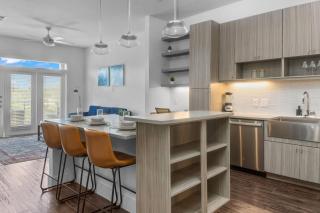 Lavish Escape 1Bd1Ba Pool w Golf Sim - Austin - 7