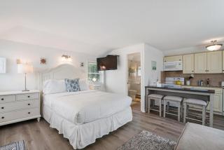 Seaside Stay: Waterfront with Views & Beach Access - Wading River - 4