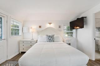 Seaside Stay: Waterfront with Views & Beach Access - Wading River - 3