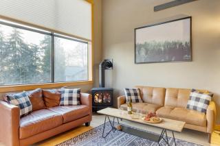 Deck Views Fire Pit Pool 3 Mins to Beach Madrona Tree Retreat by AvantStay - 2