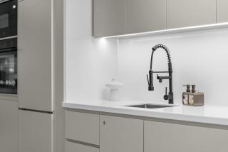 Modern Renovated Spacious Studio Apt with Pool, Gym & Jacuzzi Access in Dubai Marina, Step to Metro - 4
